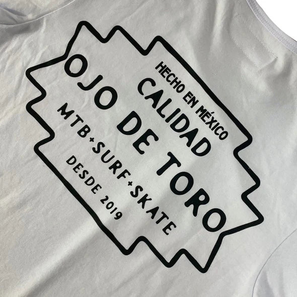 Playera Calidad Tee | Blanca Ojo de Toro - Estaca Outdoors