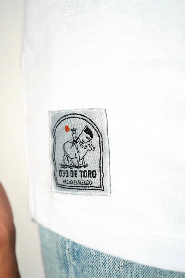 Playera Classic Logo Tee | Blanca Ojo de Toro - Estaca Outdoors